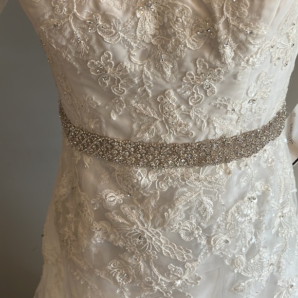 David’s bridal white wedding dress never used size 9. Comes with veil and belt - Picture 4 of 16